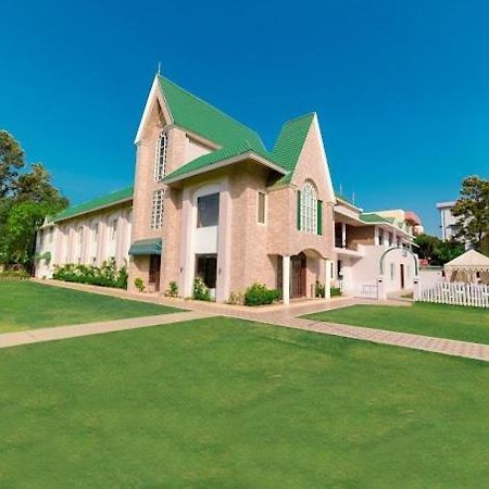 Executive Club Hotel Барейли Екстериор снимка