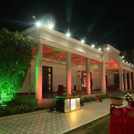 Executive Club Hotel Барейли Екстериор снимка