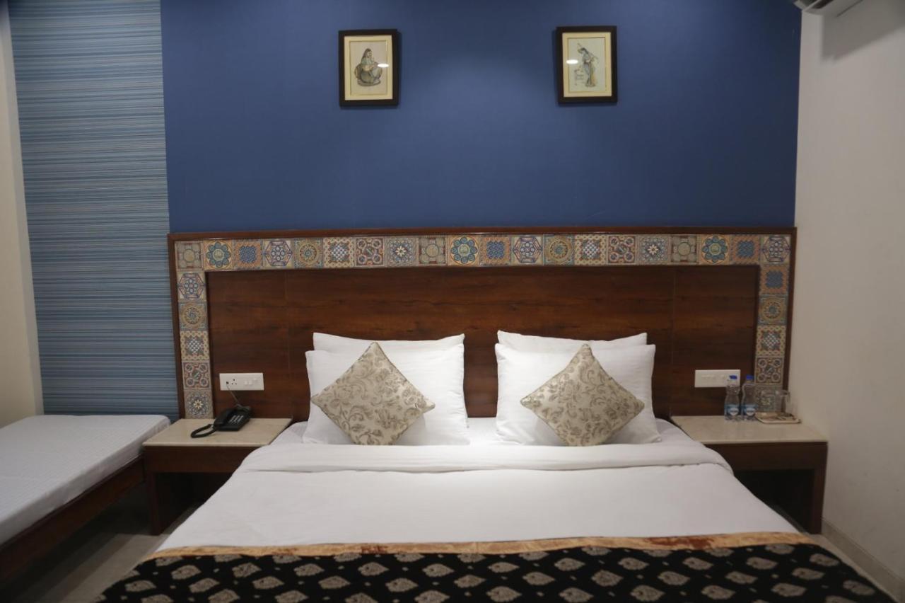 Executive Club Hotel Барейли Екстериор снимка