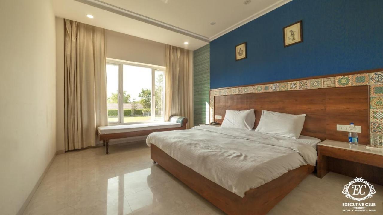 Executive Club Hotel Барейли Екстериор снимка