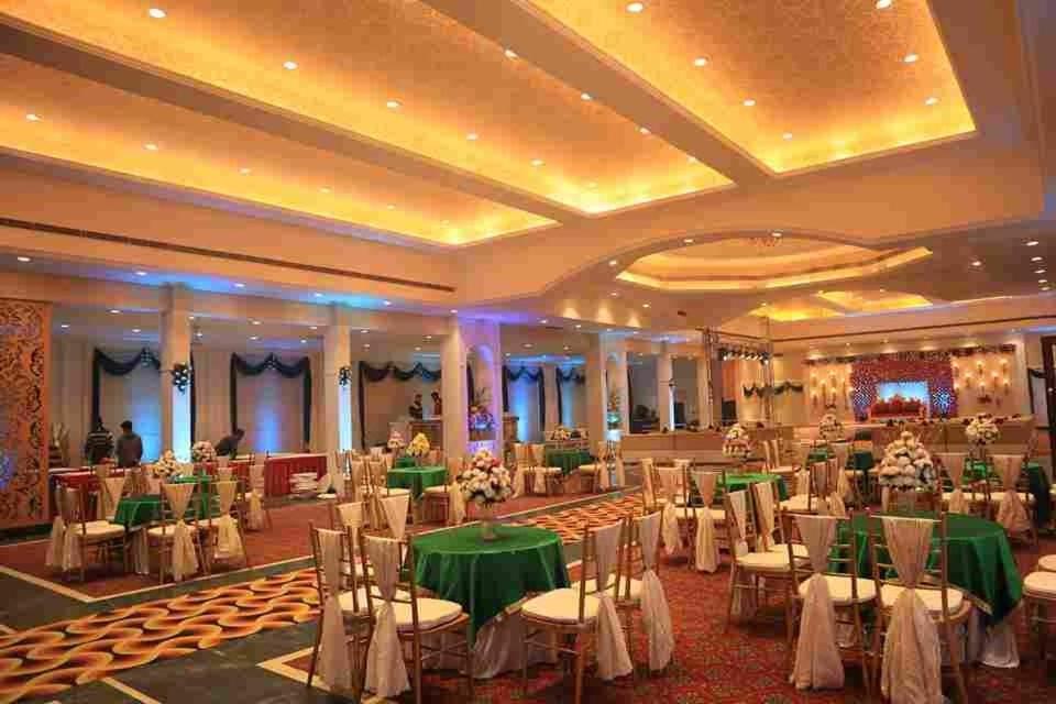 Executive Club Hotel Барейли Екстериор снимка