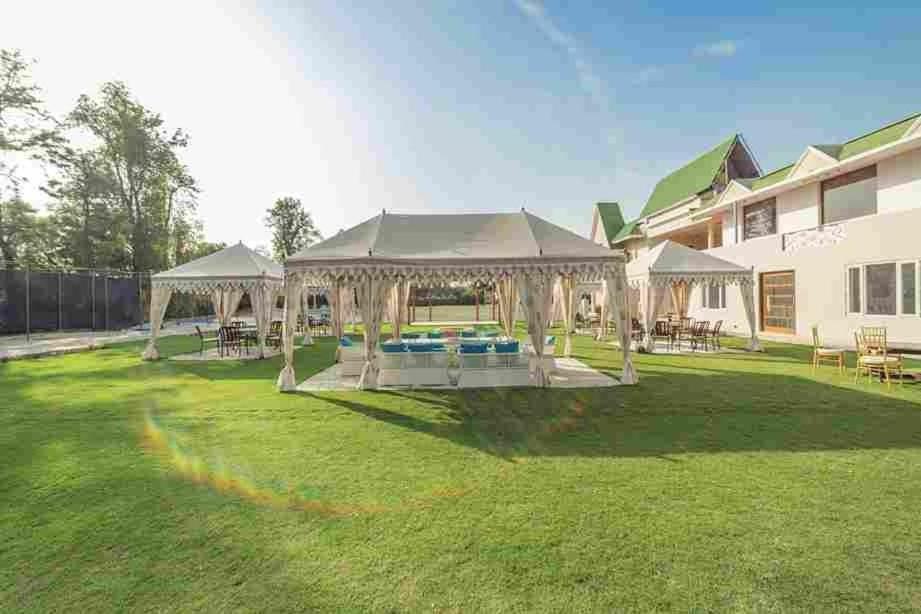 Executive Club Hotel Барейли Екстериор снимка
