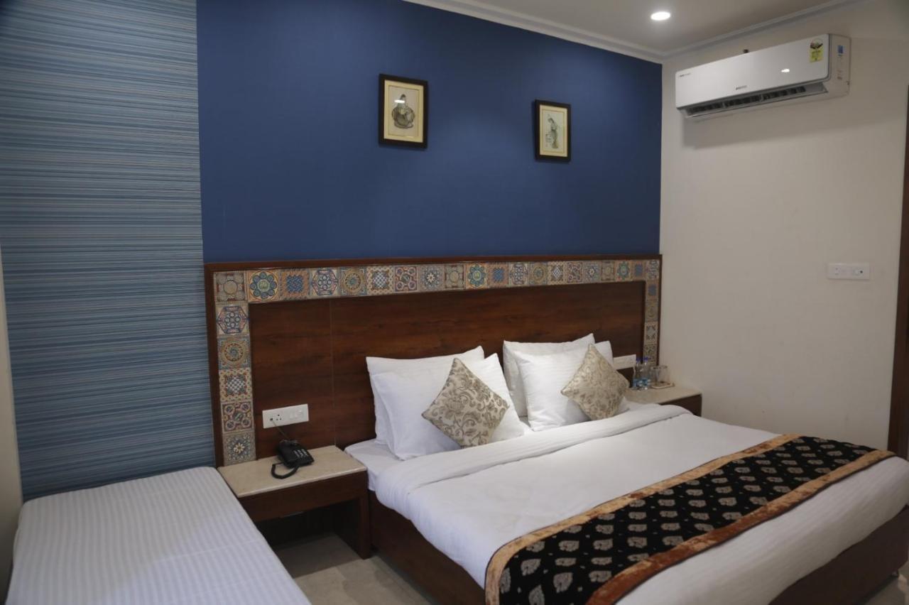 Executive Club Hotel Барейли Екстериор снимка