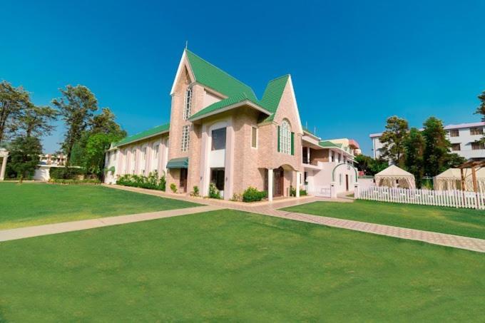 Executive Club Hotel Барейли Екстериор снимка