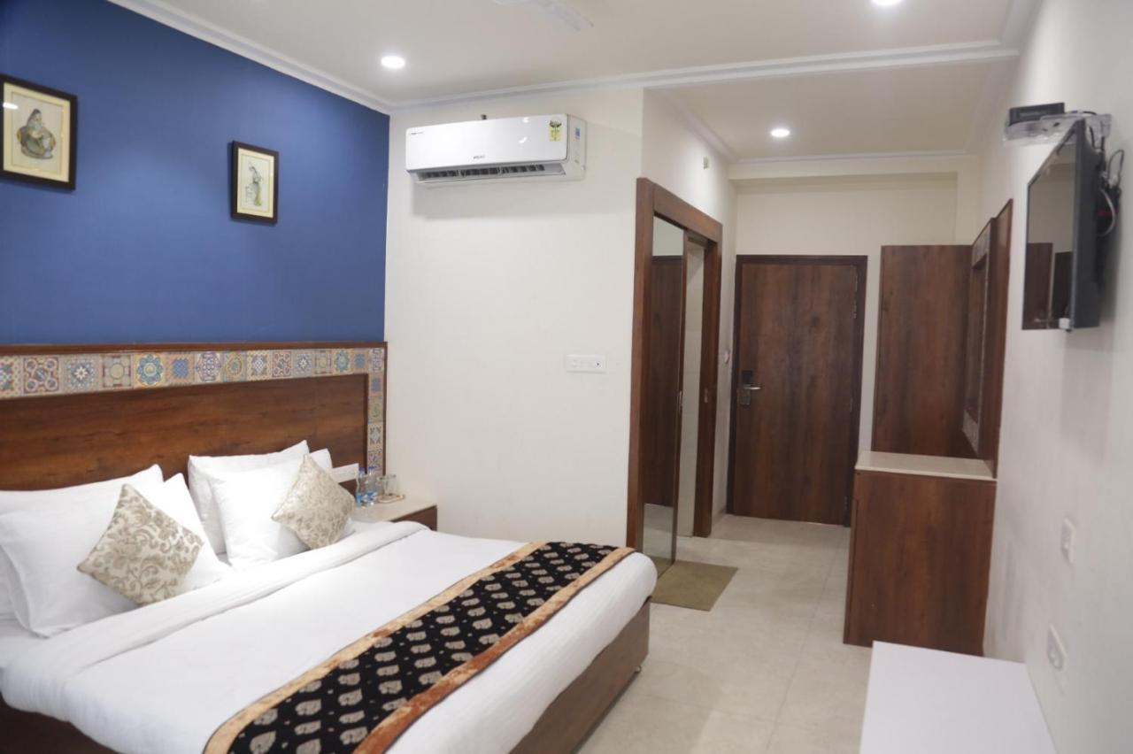 Executive Club Hotel Барейли Екстериор снимка