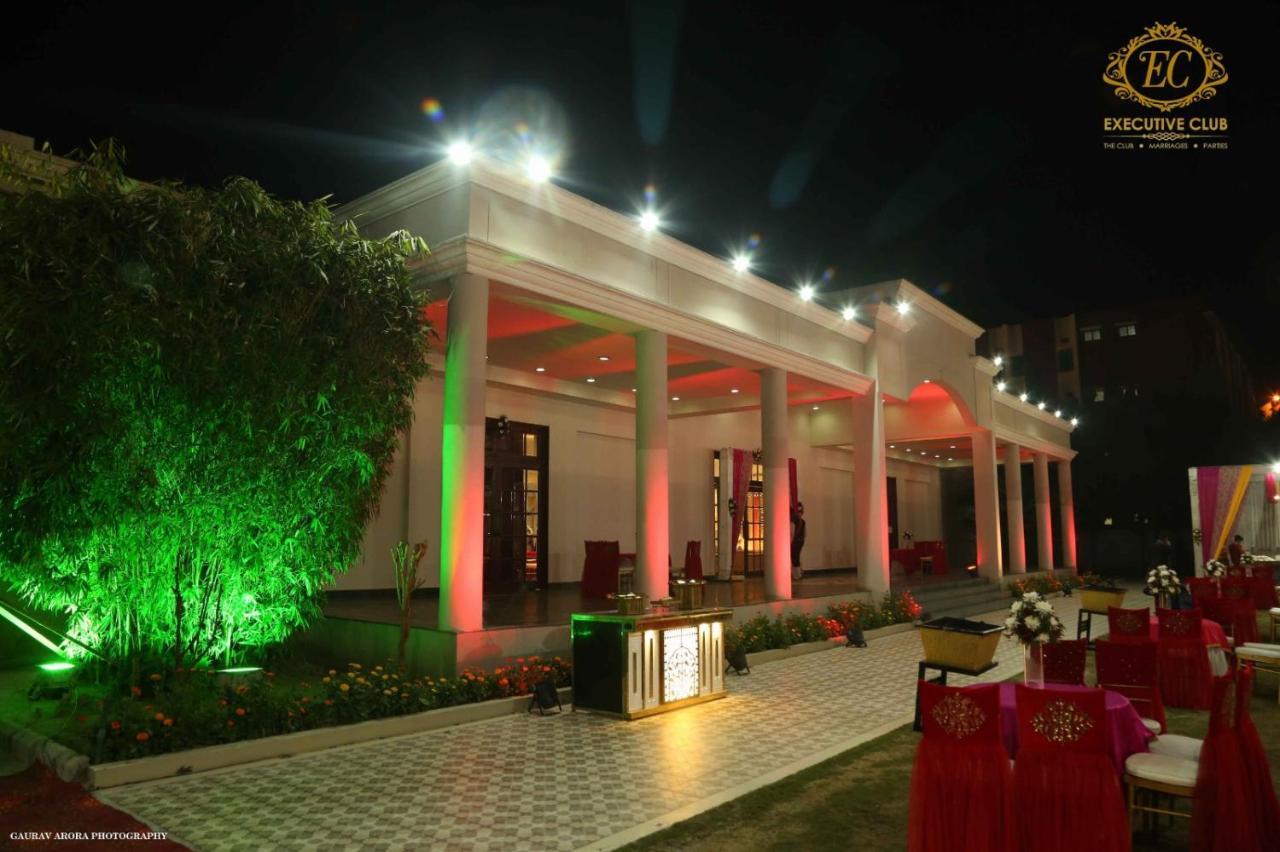 Executive Club Hotel Барейли Екстериор снимка