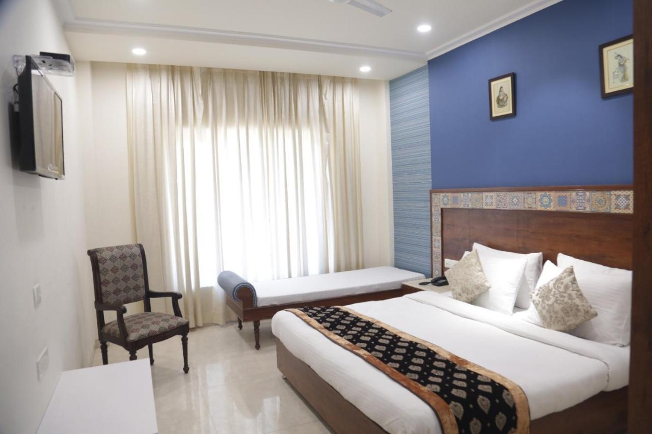 Executive Club Hotel Барейли Екстериор снимка