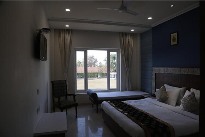 Executive Club Hotel Барейли Екстериор снимка